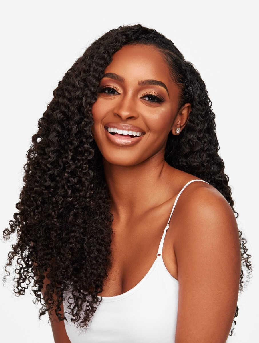 BLACK WOMAN WEARING HEAT FREE HAIR FOR KOILS WEFTED HAIR EXTENSIONS